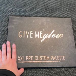 Give me glow XXL PRO CUSTOM PALETTE with wet and wild highlighters